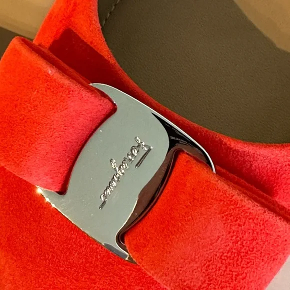 SALVATORE FERRAGAMO US 7 FLATS $365!
